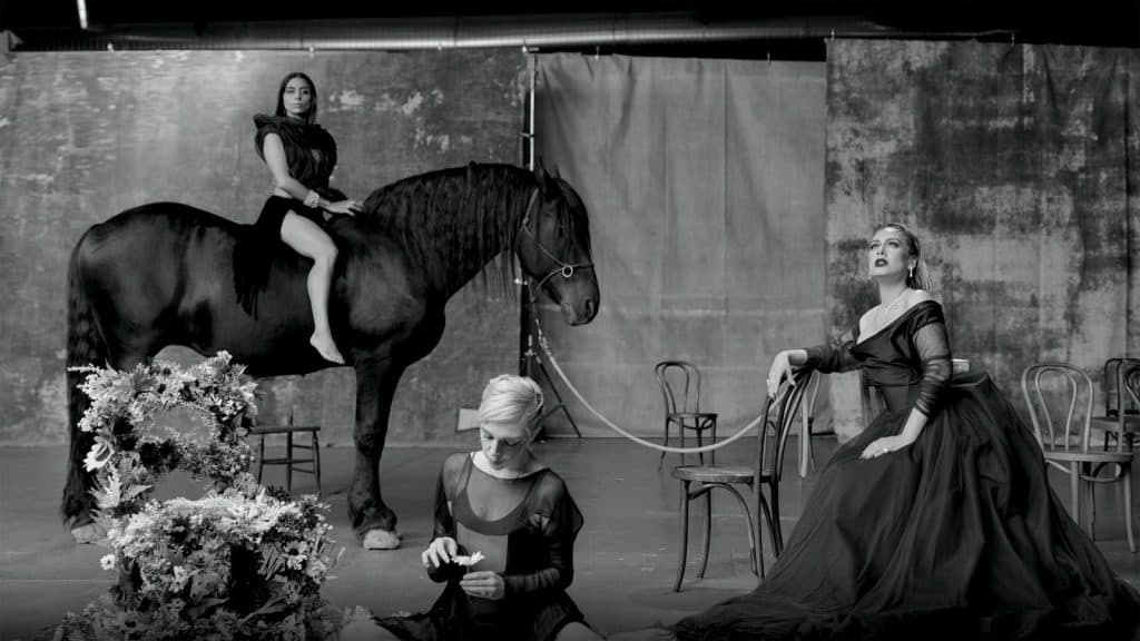 Adele, Yeni Klibi “Oh My God” İle Siyah-Beyaz Dünyasını Bizlere Aralıyor